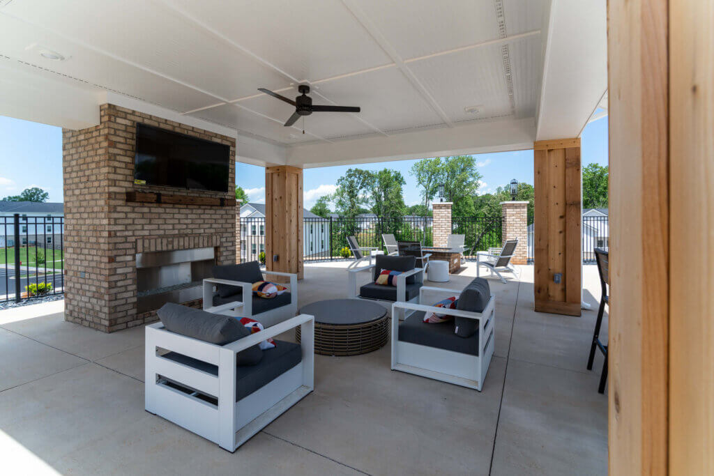 The Streams Apts - StreamsatBatteryParks Outside Sitting Area